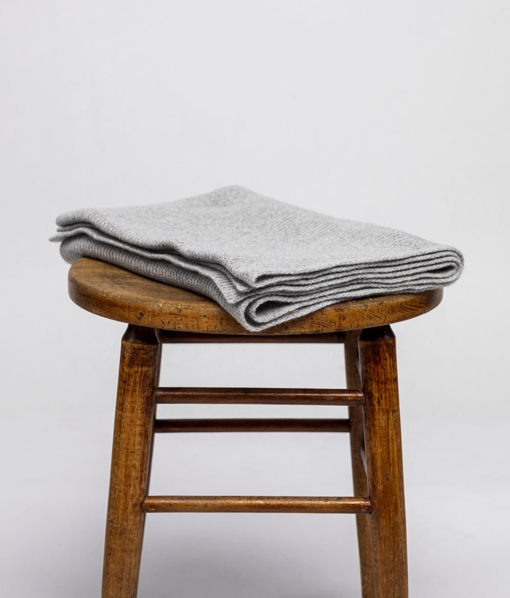 Schal aus recyceltem Kaschmir - obumi - 930 - Soft Grey