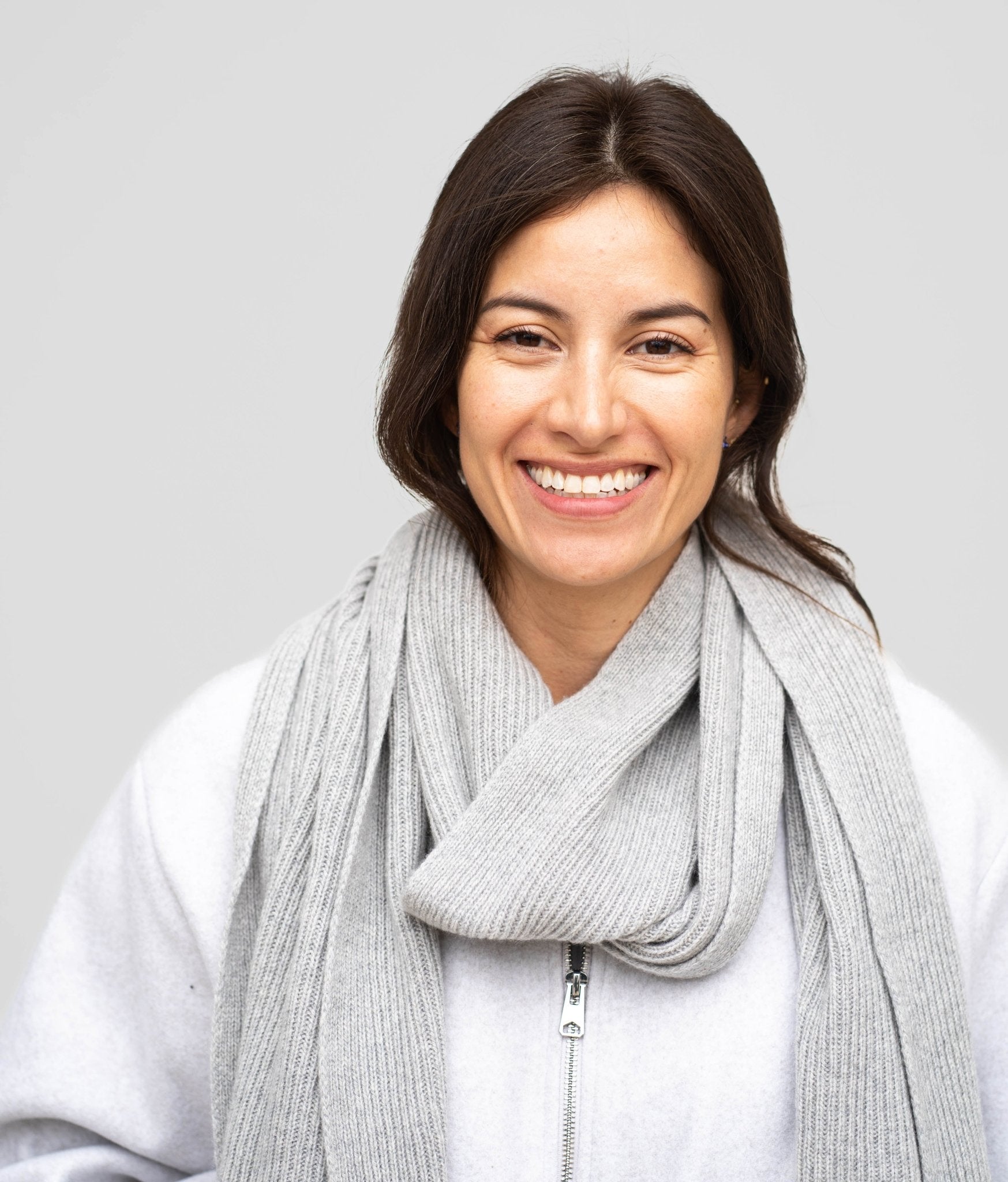 Schal aus recyceltem Kaschmir - obumi - 930 - Soft Grey