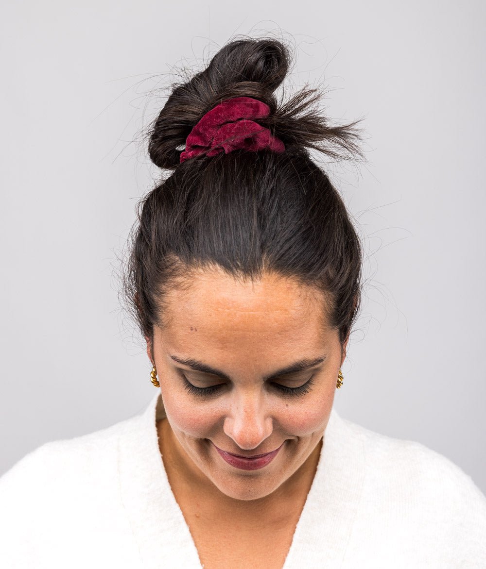 Scrunchie aus Bio Samt - Haargummis - obumi - 568 - Burgundy