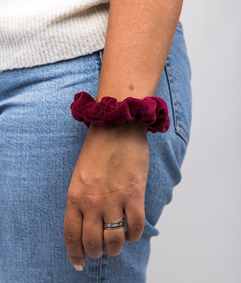 Scrunchie aus Bio Samt - Haargummis - obumi - 568 - Burgundy