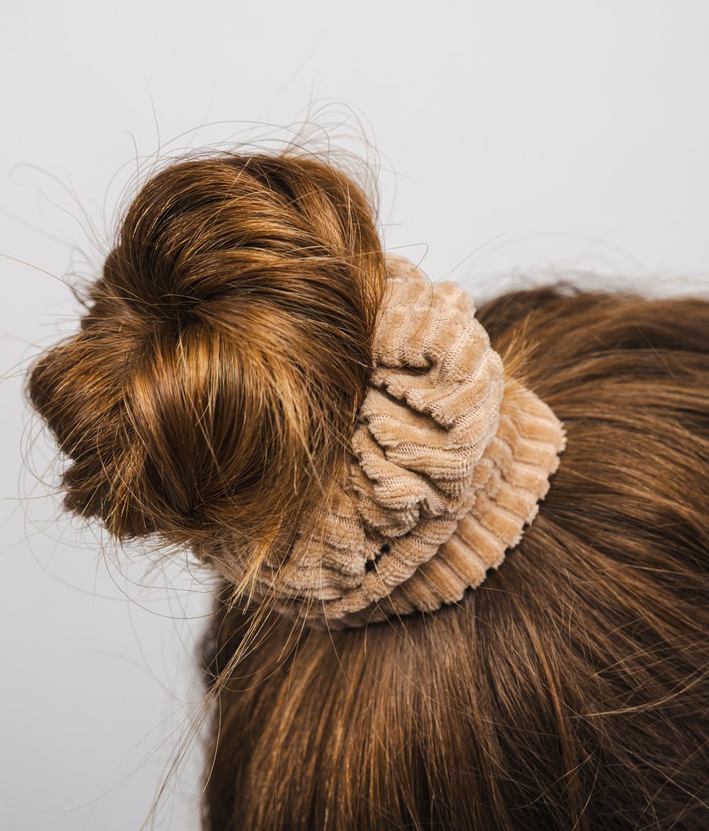 Scrunchie aus Bio Samt Rippe - Haargummis - obumi - 576 - Beige