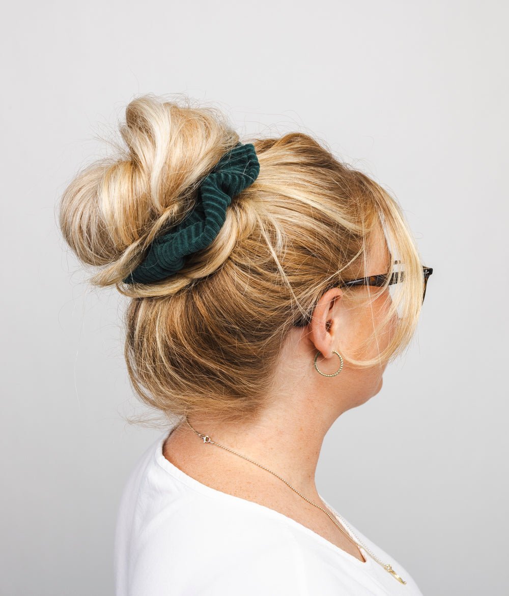 Scrunchie aus Bio Samt Rippe - Haargummis - obumi - 577 - Dark Green