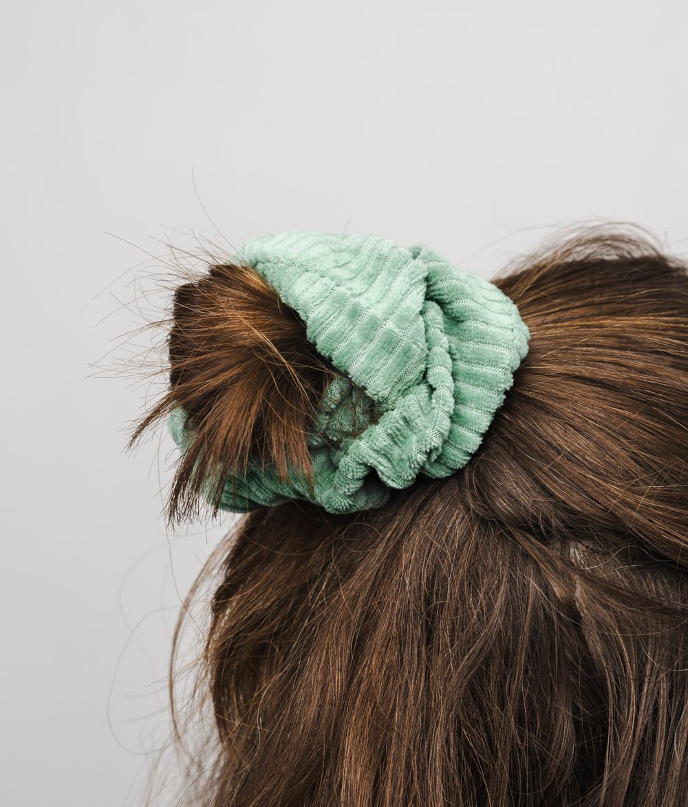 Scrunchie aus Bio Samt Rippe - Haargummis - obumi - 578 - Aloe
