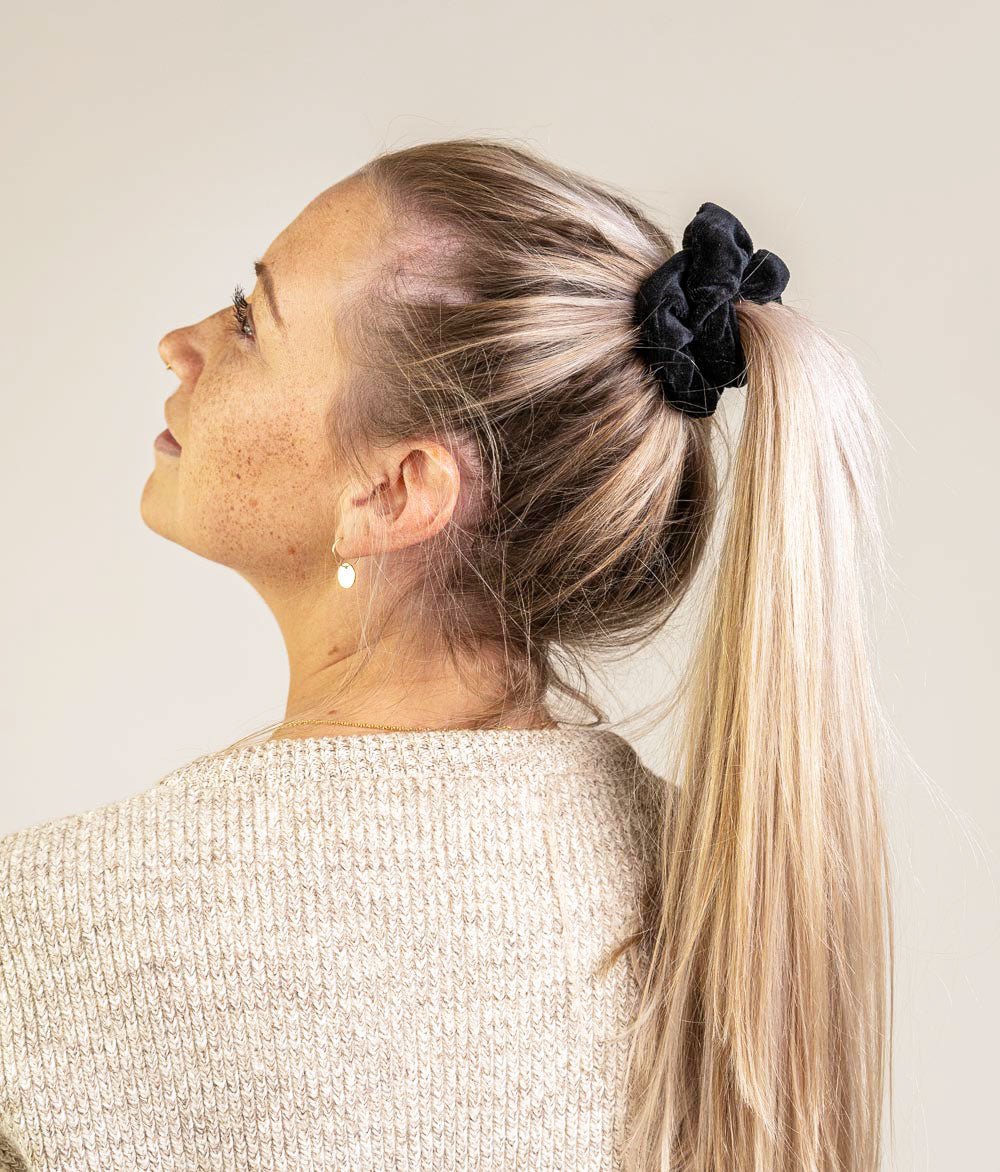 Scrunchie aus Bio Samt - Haargummis - obumi - 563 - Black