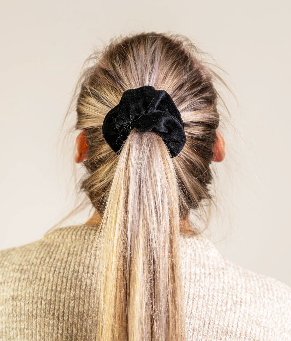 Scrunchie aus Bio Samt - Haargummis - obumi - 563 - Black