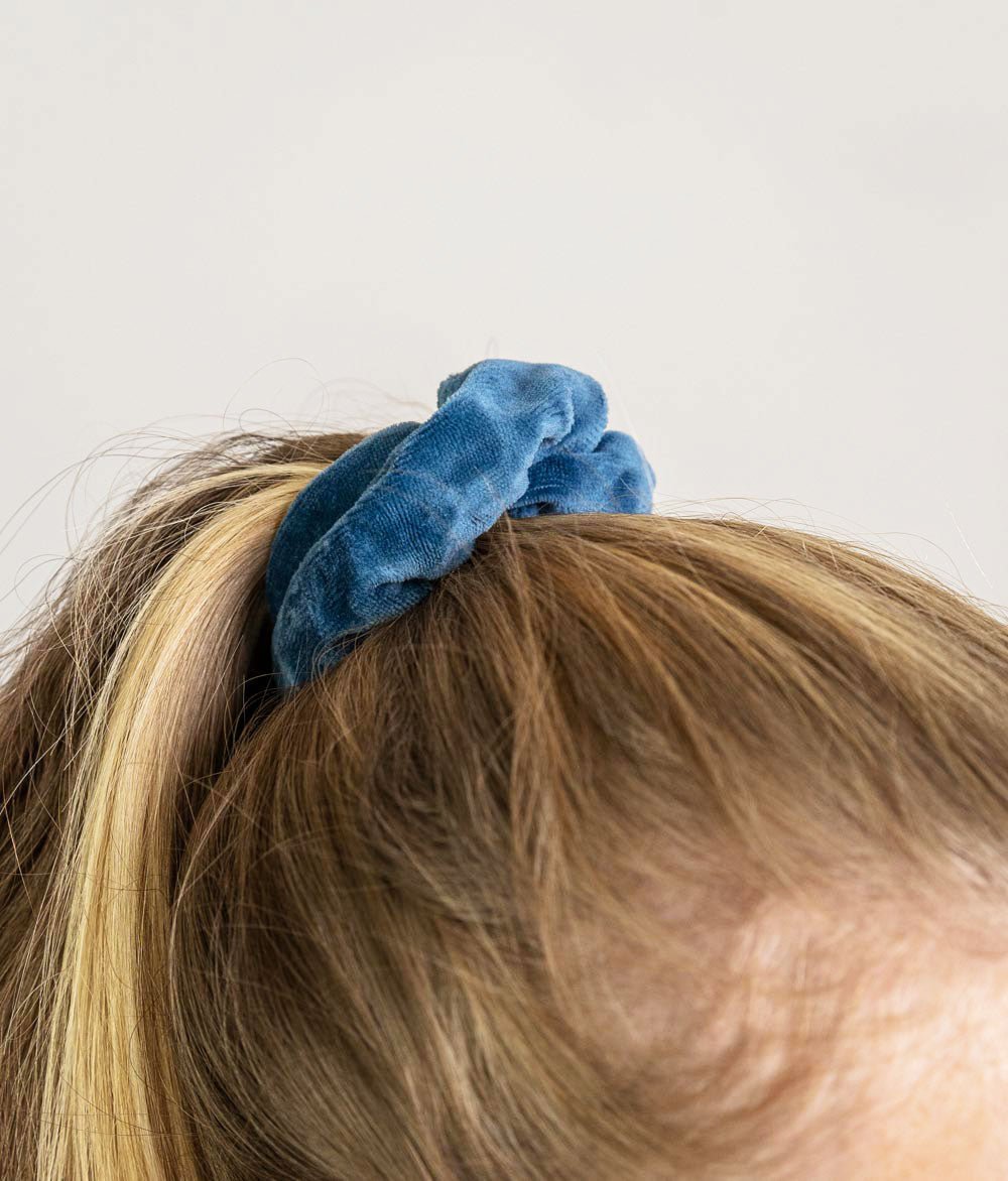 Scrunchie aus Bio Samt - Haargummis - obumi - 567 - Marine Blue