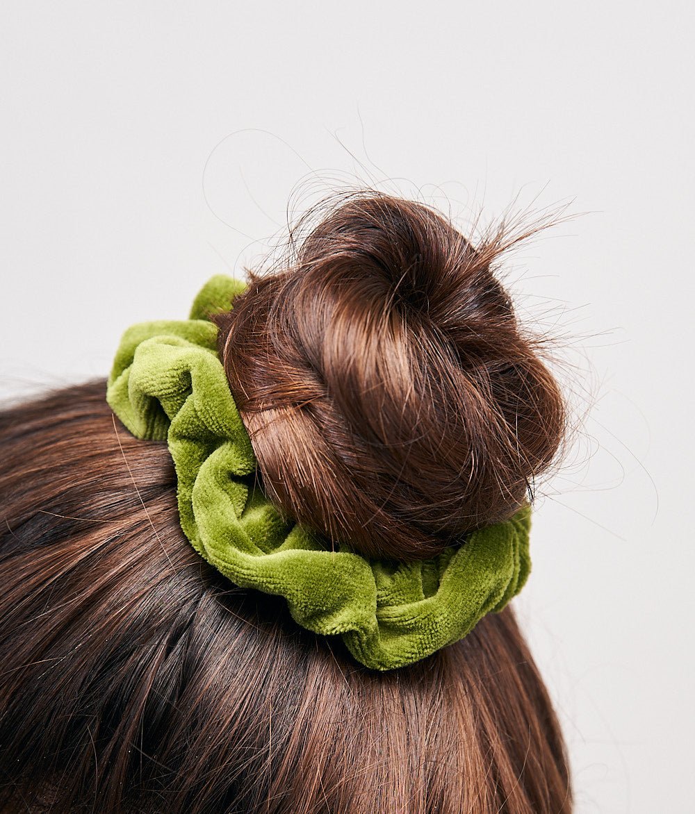 Scrunchie aus Bio Samt - Haargummis - obumi - 570 - Forest Green