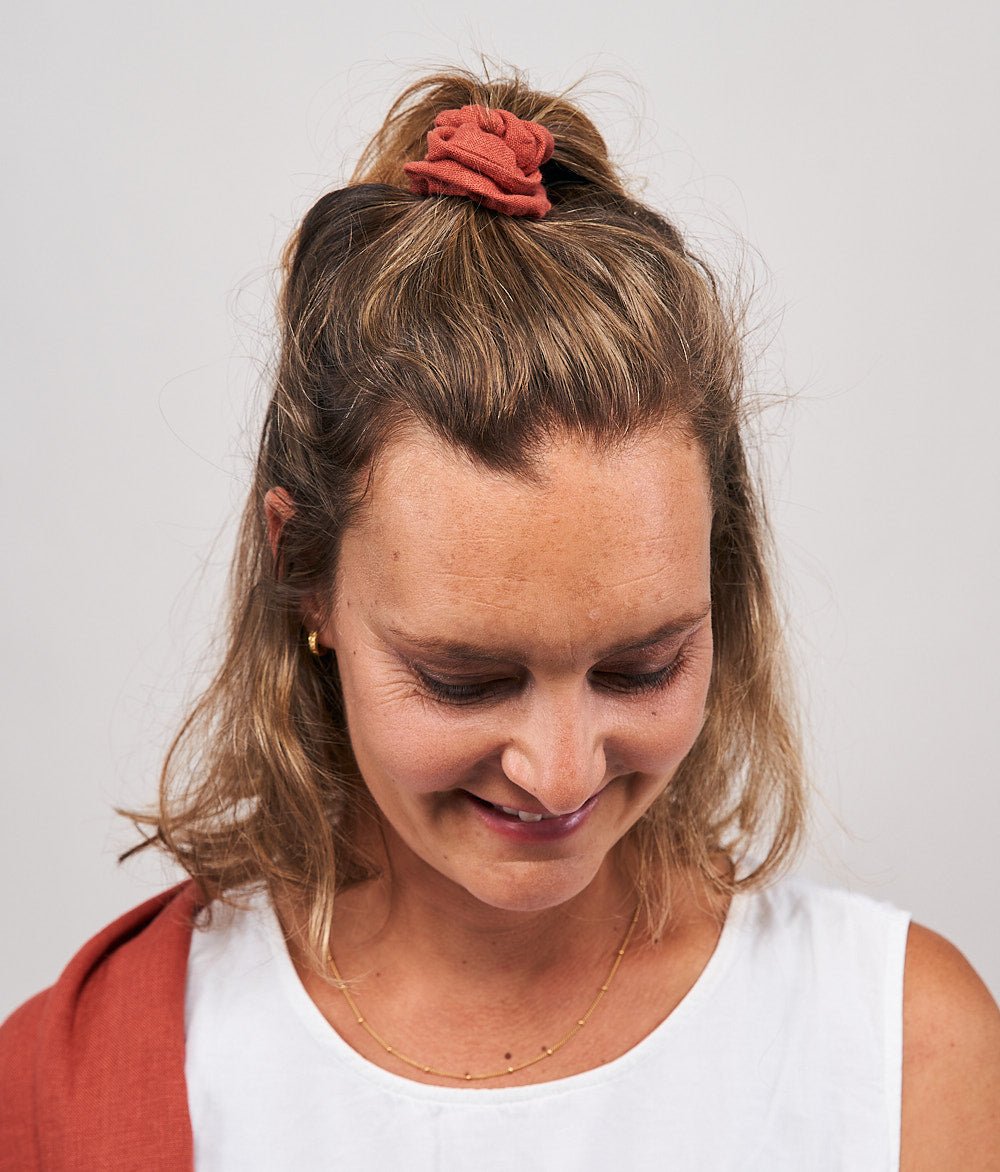 Scrunchie aus Leinen - Haargummis - obumi - 281 - Rost