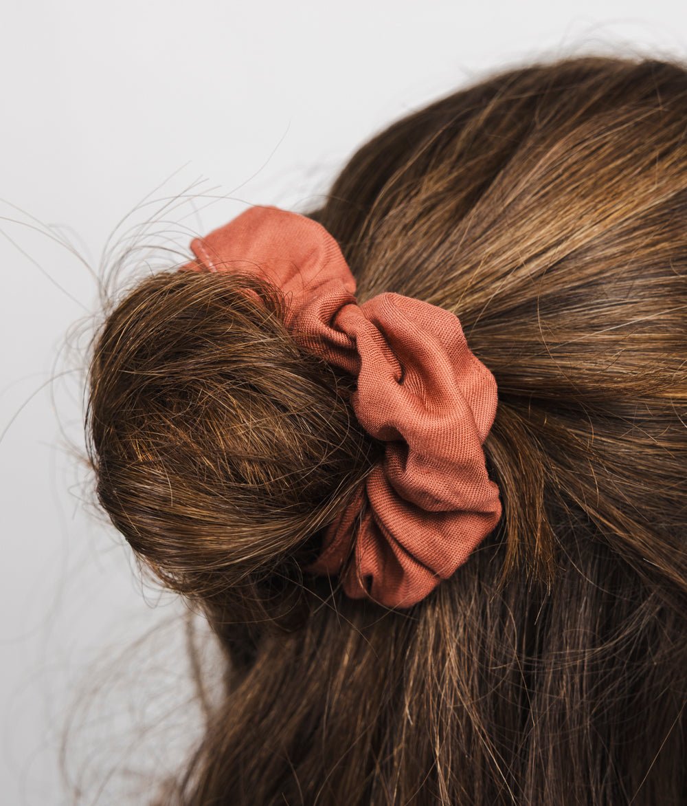 Scrunchie aus Ecovero Satin - Haargummis - obumi - 297 - Rost