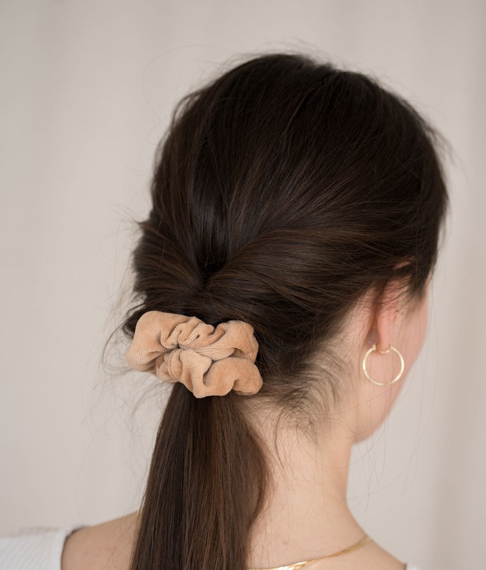 Scrunchie aus Bio Samt - Haargummis - obumi - 562 - Beige