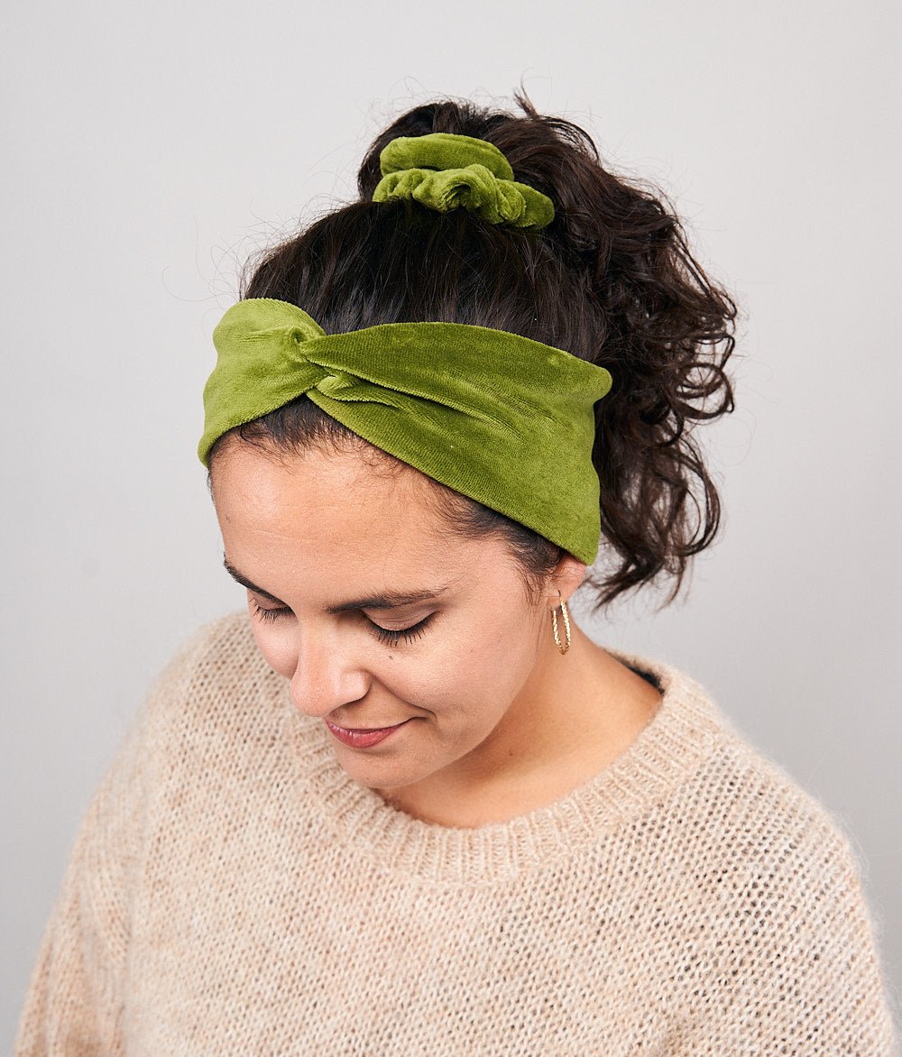 Scrunchie aus Bio Samt - Haargummis - obumi - 570 - Forest Green